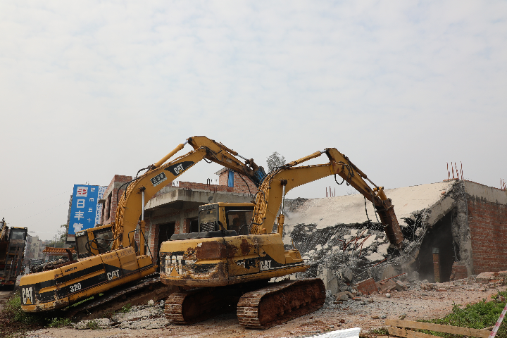 零容忍！素龙街道依法拆除乱占耕地建房2处.jpg