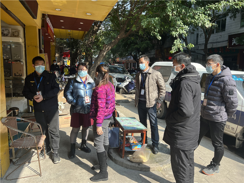 2月25日，云浮市局、罗定局执法人员到销售燃气具商户开展执法的现场.jpg