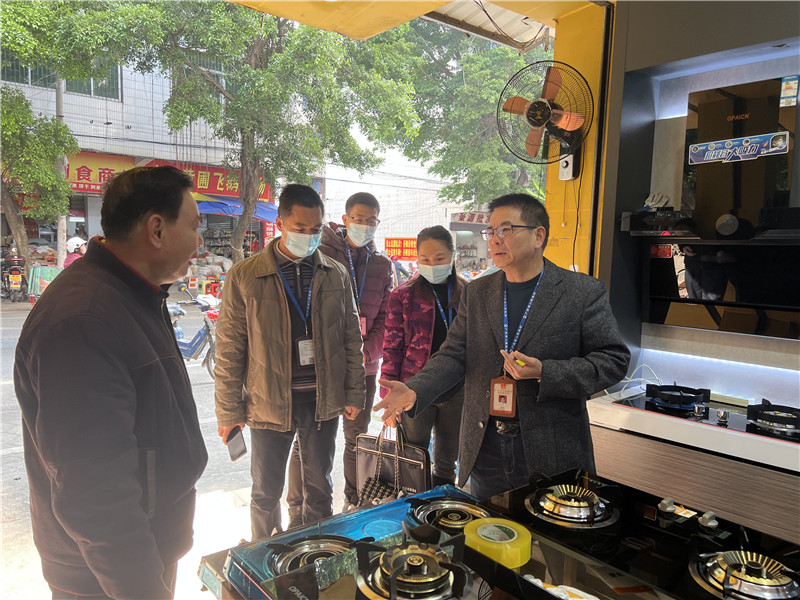 图为云浮市局、罗定局执法人员到燃气具销售商户开展执法的现场.jpg