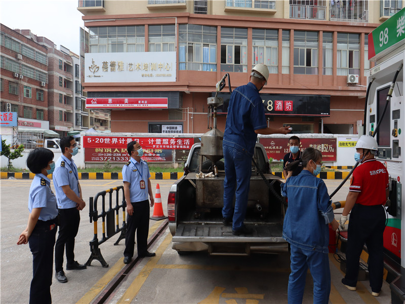 图为加油机计量性能检定现场 (1).jpg