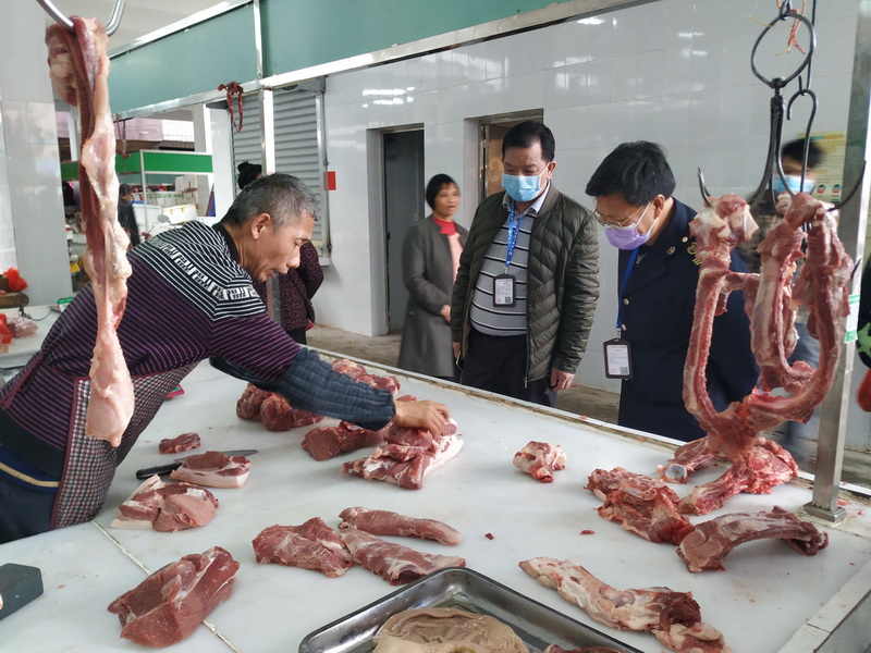 4-图为梁恒同志到农贸市场了解肉菜价格及供应.jpg