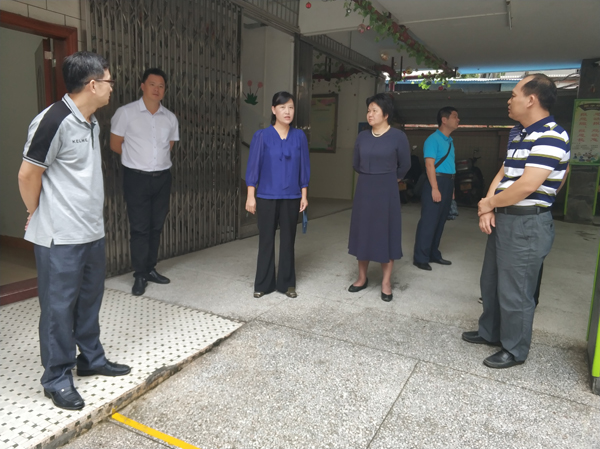 调研过程中,杨东凯局长一行实地考察了我校的校园环境,并听取了罗城