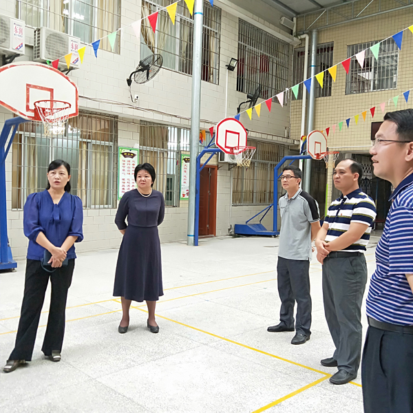 调研过程中,杨东凯局长一行实地考察了我校的校园环境,并听取了罗城