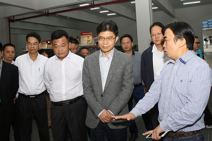 增强服务意识加快推进重点项目建设