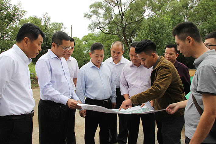 钟汉谋到我市调研农村生活垃圾示范县推进工作和安全生产工作