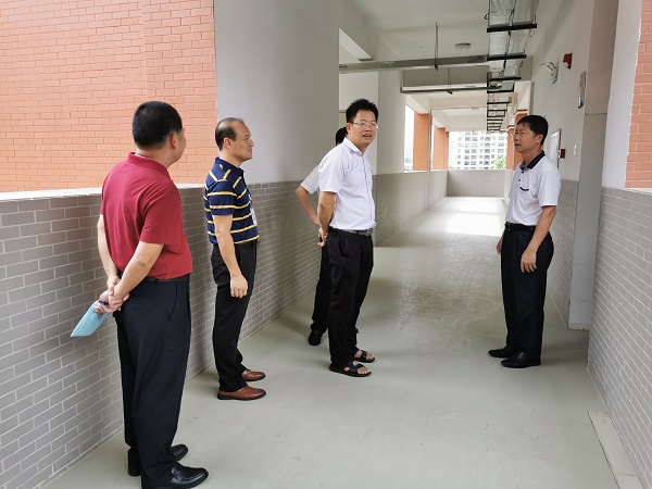 市教育局领导到罗定泷州小学检查开学情况