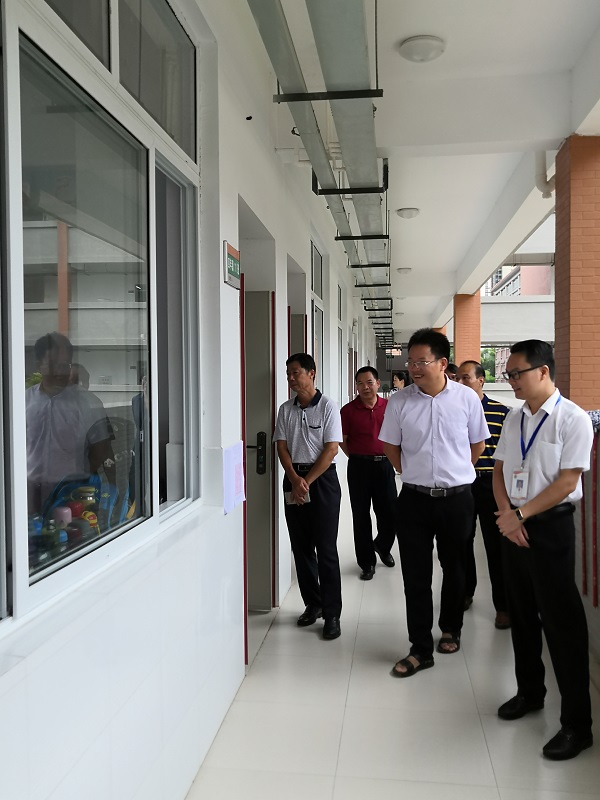 市教育局领导到罗定泷州小学检查开学情况