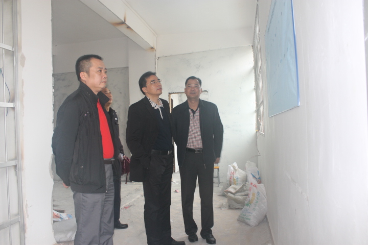 当天上午,关向明常务副市长一边实地查看了特殊病区