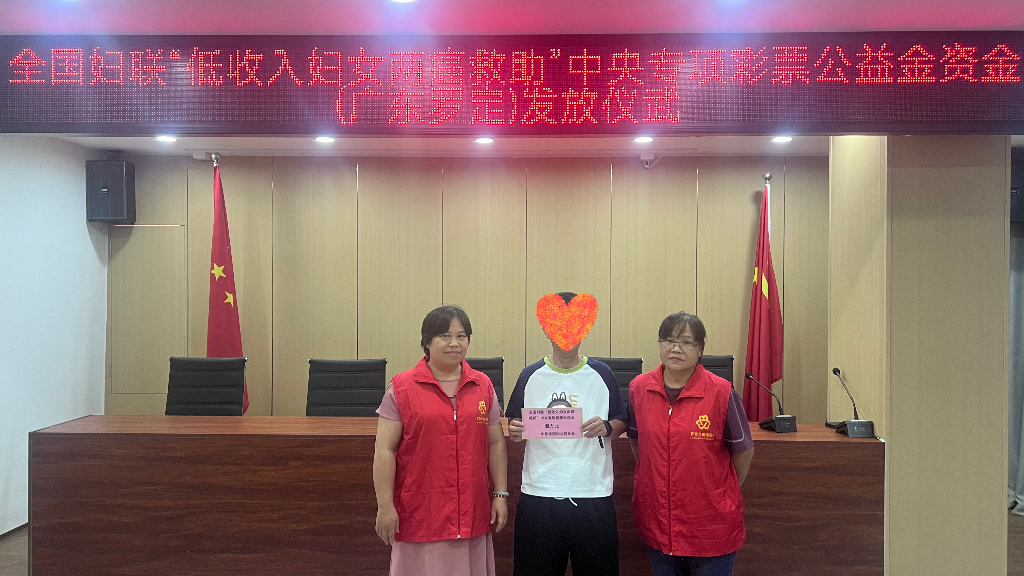双东陈洁露  慰问照片2.jpg