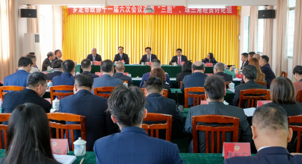 姚家耕参加政协第十一届罗定市委员会第六次会议分组讨论.png