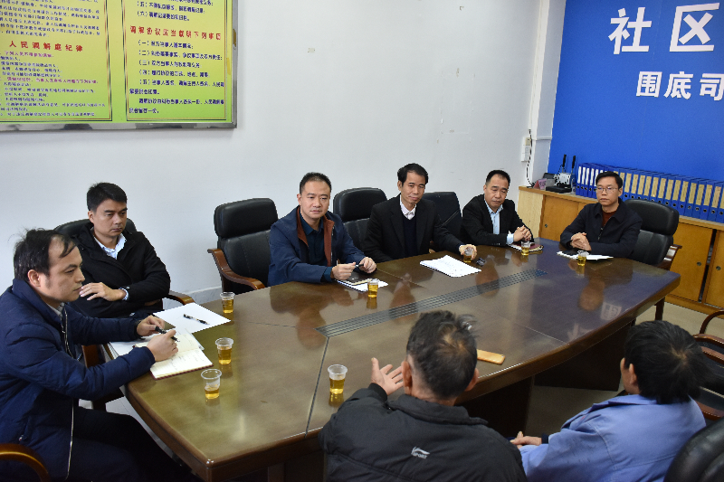 最后,调研组在围底镇综治中心接访了两名群众,认真